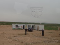 Sekolah kontena di sebuah kem persendirian. Kem Zaatari dapat dilihat dari sini. Kem pelarian persendirian ni dihuni oleh pelarian-pelarian yang tiada dokumen